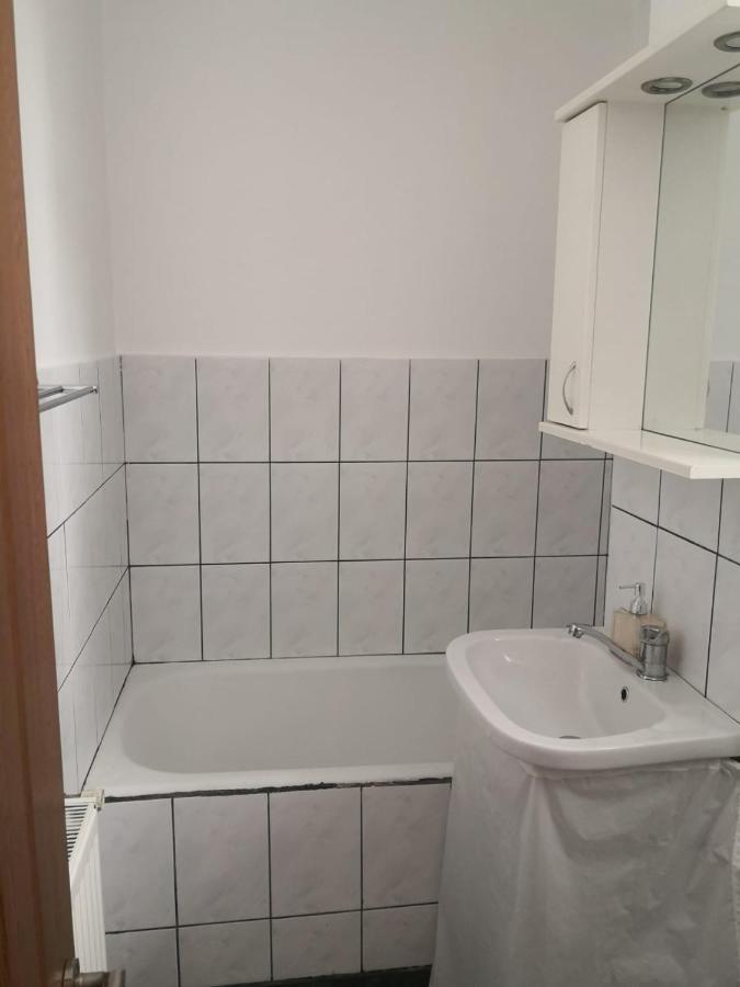 Apartament Cu Doua Camere Targu Jiu Exterior photo